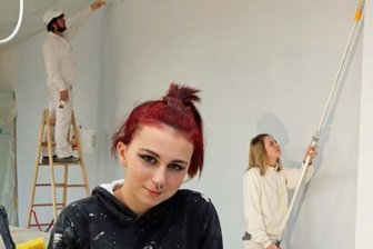 In den Ferien haben Bauleute das Sagen - Gymnasium: Beverly Heerenbereer (vorn) von der ortsansässigen Firma Stuck und Bau malert mit ihren Kollegen Yanneck Dehnhardt und Eyrin Leibold (rechts) mehrere Klassenzimmer.