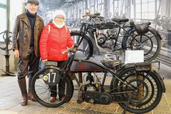 In den französischen SIC schlägt das Herz von DKW - Reinhart Päßler und Annelie Albrecht, die beide vor 60 Jahren einen Ausbildungsberuf im Motorradwerk MZ ergriffen, trafen sich jüngst im Deutschen Enduro Museum wieder. An diesem Ort bereichert die 100-jährige SIC mit DKW-Lizenzmotor derzeit die DKW-Sonderausstellung. 