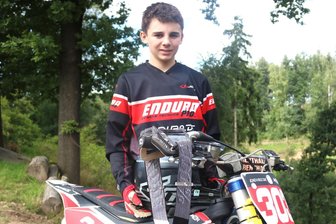 In den Fußstapfen eines Deutschen Meisters: Flöhaer Nachwuchspilot hat einen großen Traum - Auf Zweirädern zuhause: Elias Neukirchner fährt sowohl Enduro als auch Motocross und Downhill.