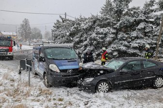 In den Gegenverkehr geschleudert: Unfall mit gut 20.000 Euro Schaden in Waldenburg - Frontal zusammengestoßen sind am Mittwoch in Waldenburg ein Mercedes und ein Kleinbus.
