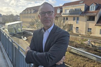 „In den Innenstädten wird es für Hausbesitzer am teuersten“: Sven Langel kämpft für mehr Plausibilität bei der neuen Grundsteuer - Sven Langel auf dem Balkon seines Büros in Werdau. Der Vereinschef hilft privaten Haus-, Wohnungs- und Grundeigentümern. Besonders groß war der Beratungsbedarf hinsichtlich der neu berechneten Grundsteuer.