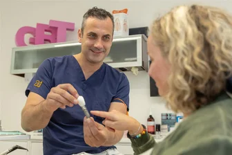 In den Mund geschaut: Was ein Zahnarzt zur Auerbacher Gesundheitsmesse zeigt - Zahnmediziner Dr. Thilo Körnig zeigt ein um das drei- bis vierfach vergrößerte Modell von Implantatkörper und -krone. Zur Gesundheitsmesse wird er die Schritte des Eingriffes in Bild und Wort darstellen.