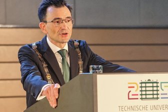 In den Rektor-Wahlkrimi an der TU Chemnitz kommt Bewegung - Gerd Strohmeier bei der Immatrikulationsfeier in der Chemnitzer Hartmannhalle vor wenigen Tagen. Er hat gerade sein siebtes Jahr als Rektor der TU Chemnitz begonnen, obwohl die Amtszeit fünf Jahre beträgt.