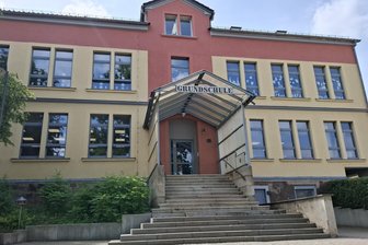 In den Sommerferien rücken Handwerker in zwei Werdauer Schulen an - Die Grundschule in Leubnitz bekommt eine neue Außentreppe.