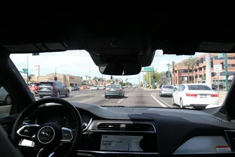 In den Straßen von San Francisco: Mit dem Geistertaxi unterwegs - Kein Fahrer, nirgends: Blick ins Cockpit eines Robo-Taxis.