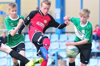 In den Vordergrund gespielt - Die Kreisauswahl Mittelsachsen dominierte das Turnier am Sonntag. Niclas Axt (M.), der beim BSC Freiberg spielt, schaffte es in die Regionalauswahl, zu der drei weitere Freiberger und vier Langenauer gehören. 
