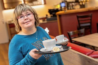 In der "Alten Buswarte" von Rodewisch  duftet es jetzt nach Kaffee - Daniela Dressel ist eine der Mitarbeiterinnen, die in der Kaffeerösterei einen Arbeitsplatz gefunden haben. Zum Kaffee gibt es einen Carli-Keks: Carli ist das Maskottchen der Lebenshilfe-Tochter DieLei. Rötzschke