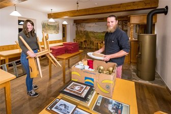 In der Bergschänke brennt wieder Licht: Traditionsgaststätte im Erzgebirge vor Neueröffnung - Johanna Preißler und Robin Reinsch sind dabei, den Gastraum einzurichten. Neu gemalert haben sie ihn bereits.