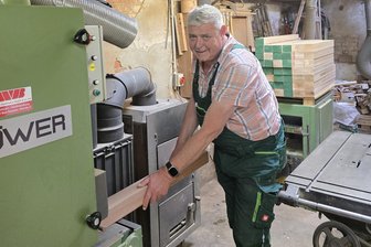 „In der Branche musst du kämpfen, geschenkt wird dir nichts“: Guntram Bauer lenkt Familienbetrieb in Crimmitschau in dritter Generation - Guntram Bauer führt die 100-jährige Firma in dritter Generation. In der Werkstatt testet der 63-Jährige die neue Schleifmaschine.