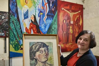 In der DDR verfemte Malerin: Retrospektive zum 100. Geburtstag einer Künstlerin aus dem Vogtland - Griseldis Gubelt zeigt in der Ausstellung eine kleine Auswahl aus dem Schaffen ihrer Mutter Ursula Luderer.