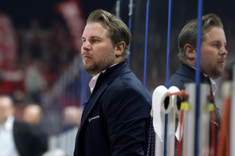 „In der Defensive hat es überhaupt nicht gepasst“: Eispiraten Crimmitschau verlieren auswärts in Weiden - Die Defensivleistung seiner Profis sorgt bei Trainer Jussi Tuores für schlechte Laune.