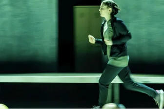 In der Freiberger BiB treibt der Teufel Sport und Spiel - Cornelia Wöß alias Ada bewegt sich in Juli Zehs „Spieltrieb“ an der BiB in Freiberg in Kreisen.
