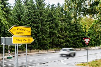 In der Hoffnung, dass es etwas bringt: Illegaler Mülldeponie an B 101 im Erzgebirge (Beton-)Riegel vorgeschoben - Die Freifläche neben der B 101 an der „Blauen Taube“ ist mit Betonelementen abgesperrt worden.