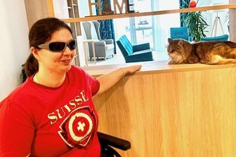 In der "jungen WG" helfen sich die Bewohner untereinander - Melanie Höfer ist mit Kater Romeo in die Zwönitzer Wohngruppe für junge Leute umgezogen.