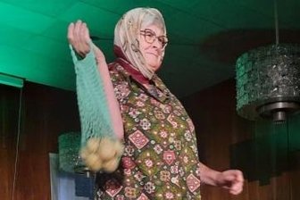 In der Kittelschürze über den Laufsteg - Heidrun Günther fungierte als Schürzen-Model.
