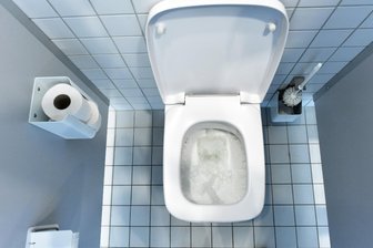„In der Knastordnung wären Sie ganz unten“ – Amtsgericht verurteilt Chemnitzer Klo-Spanner zu hoher Geldstrafe - Der Angeklagte hatte immer dieselbe Vorgehensweise: Er fotografierte den Intimbereich von Frauen auf der Toilette, indem er sein Handy über oder unter die Trennwand hielt.