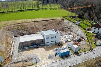 In der Krise: Vor Bergstadt im Erzgebirge türmt sich Schuldenberg auf - Das Feuerwehrdepot in Steinbach wird deutlich teurer als gedacht. Die neue Rettungswache direkt daneben ist inzwischen auch im Bau.
