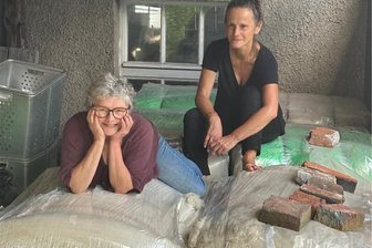 In der Lengenfelder Tuchfabrik wird nun sogar gemodelt - Bequemes Plätzchen. Carolin Friedrich (links) und Kerstin Riedel vom Verein Alte Spinnerei & Tuchfabrik Lengenfeld auf Ballen von kürzlich im Ötztal gewaschener Merinowolle aus Stangengrün. Bald ist Tag der offenen Werkstatt.