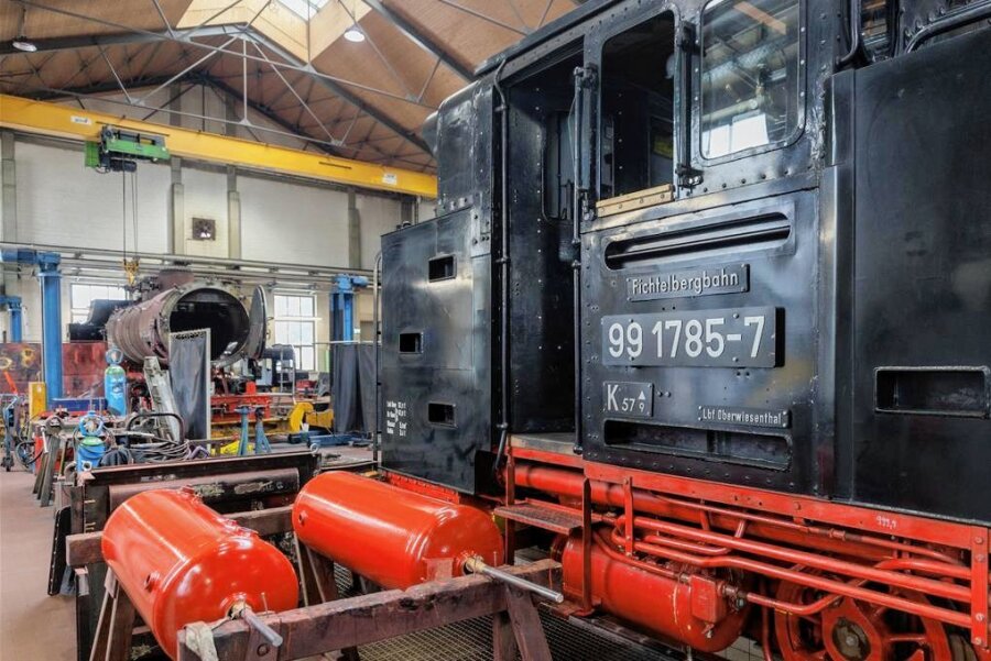 In der Lokwerkstatt der Fichtelbergbahn in Oberwiesenthal herrscht Hochbetrieb - In der Lokwerkstatt in Oberwiesenthal werden unter anderem die historischen Dampflokomotiven der Fichtelbergbahn auf ihre Einsätze in der neuen Fahrsaison fit gemacht. Die startet am 25. März. 