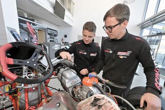 In der Motorsportarena Mülsen kommt synthetischer Sprit in die Kart-Tanks - Ein Zukunftsmodell für Sachsen? - Niels Tröger (li.) und Fabian Kreim vom Rennteam an einem Kart-Fahrzeug in der E-Arena.