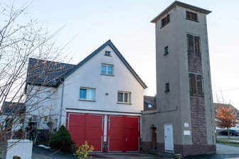 In der Peniger Region wird das Wasser knapp - Das Gerätehaus in Langenleuba-Oberhain: Während die Fahrzeuge in einem angemieteten Haus untergebracht sind, gehört der Schlauchturm der Stadt Penig. Zeitnah soll ein neues Depot errichtet werden. 