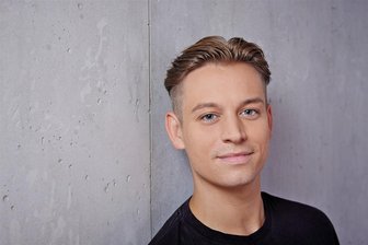 „In der Pflege habe ich gelernt, was im Leben wichtig ist“ - Marcel Mayr (29) hat seine Erfahrungen in der Altenpflege in einem Buch verarbeitet. Foto: Adrian Schätz/GU