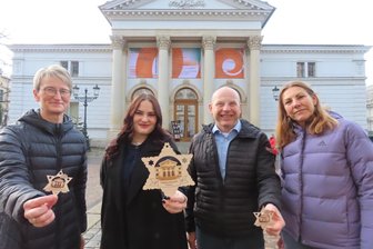 In der Region gefertigte Holzsterne für den Weihnachtsbaum sollen dem Theater Plauen-Zwickau helfen - Die limitierten Holzsterne sind im Vogtland-Theater in Plauen erhältlich.