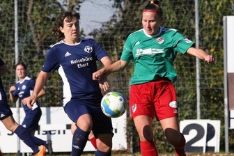 In der Regionalliga angekommen - Die Zwickauer Torschützin Daniela Mittag (links) im Zweikampf mit Anna Hornetz vom Magdeburger FFC. 