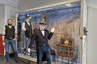In der Schönherrfabrik können Besucher auf Zeitreise gehen - Das Kunstwerk „Zeitmaschine“ von Thomas Melzer (r.) steht als Dauerleihgabe in der Schönherrfabrik. Darüber freut sich Geschäftsführer Steve Tietze.