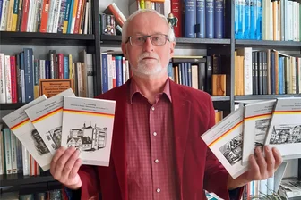 In der Stadtbibliothek Frankenberg tobt „Der Kampf ums Silber“ - Reinhard Jeromin aus Frankenberg mit von ihm verfassten Büchern.
