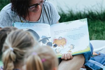In der Stadtbibliothek Schwarzenberg wird das Bilderbuchkino wieder aufgeblättert - Nichts ist unterhaltsamer für Kinder, als spannenden Geschichten zu lauschen.