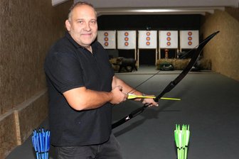 In der „Stanze“ in Oederan fliegen die Pfeile durch die Luft - Kay Riedel betreibt die Indoor-Bogensportanlage Oederan.