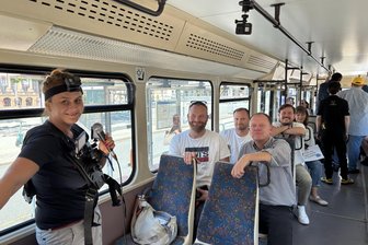 In der Tatra-Bahn und auf dem Trampolin: 630 junge Unternehmer aus ganz Deutschland zu Gast in Chemnitz - Luise Ludwig von der Firma Mastersolution präsentiert im BuKo-Sonderzug der historischen Tatra-Bahn den smarten Videoanzug „Focus“, der bei der Einarbeitung neuer Arbeitskräfte helfen soll.