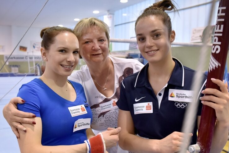 In der Turn-Weltspitze angekommen -  Die Chemnitzer Trainerin Gabi Frehse mit ihren Olympiakandidatinnen Sophie Scheder (links) und Pauline Schäfer. 