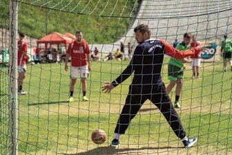 In der Vogtland-Arena fliegen die Bälle - Handball auf der grünen Wiese gibt es am kommenden Wochenende wieder in der Vogtland Arena Klingenthal.