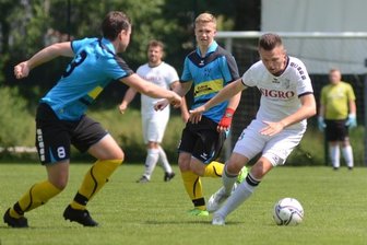 In der Vogtlandliga geht es heiß her - Dort wo Andy Fischer (rechts) mit Schreiersgrün steht, will Philipp Geipel (links) mit Kottengrün nicht hin. Kottengrün (12.) will mit einem Sieg gegen Rotschau ins Tabellenmittelfeld. Auch die Schreiersgrüner (13.) wollen schleunigst vom vorletzten Platz klettern. 