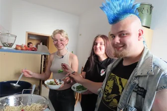 In der „Volksküche“ in Werdau geht es nicht nur ums Essen - Ronja (links) war am Dienstag mit Kochen dran. Es gab japanische Nudelsuppe. Vicky Sophie und Leon schmecken die Gerichte aus der „Volksküche“. Gekocht wird ausschließlich vegan.