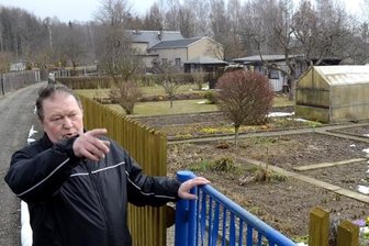In der Waldeslust wächst Frust - Eberhard Wirth, Vorsitzender des Schrebergarten-Vereins Waldeslust, vor einigen noch bewirtschafteten Kleingärten seiner Anlage. Im Hintergrund die vereinseigene Gaststätte Waldeslust, eingeweiht 1932. Immer weniger Kleingärtner versuchen, das Gelände samt Gaststätte, Wegen und Freiflächen in Schuss zu halten. Von der Stadt habe man trotz mehrfacher Bitten keine Unterstützung bekommen, bedauert Wirth.
