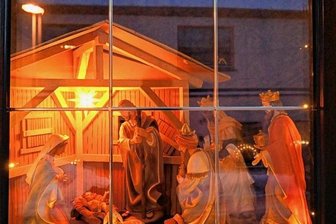 In der Weihnachtszeit im Erzgebirge: Krippenweg mit 34 Stationen entsteht in Scheibenberg - In einem Fenster präsentiert Peter Kretschmar eine Krippe für den Krippenweg.