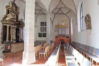 In der Winterkirche wird's jetzt warm - Die Annenkapelle mit dem Altar, der Winterhalter-Orgel und der neuen Bestuhlung. 