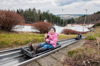 In der Wintersaison: Augustusburg eröffnet Sommerrodelbahn - Für Augustusburger Ferienbesucher könnte es ab Dienstag auf die Rodelbahn gehen, statt auf die Piste. 