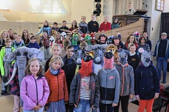 In der Zwickauer Paulusgemeinde stellen Kinder fast allein eine Oper auf die Beine - Alle Mann an Deck! Mit Tiermasken und einem Schiff verwandelt sich die Kirche in Noahs Welt. 