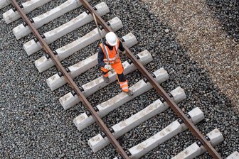 „In derselben Zeit bin ich in Stuttgart!“ Der Bahnfrust eines Leipzig-Pendlers aus dem Vogtland - Immer wieder Bauarbeiten auf den Bahnstrecken: Ein Leipzig-Pendler aus dem Vogtland überlegt aufs Auto umzusteigen.