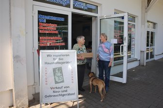 In die Jahre gekommenes Einkaufscenter in Zwickau-Neuplanitz: So geht es den verbliebenen Geschäften - Erika Roß (links) aus dem Hausgeräteladen kennt ihre Kundschaft seit Jahren. Der Laden läuft, weil man einen vergleichbaren nicht so ohne weiteres in der Umgebung findet.