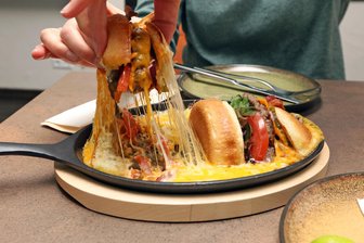 In die Pfanne gehauen: Zwickauer Restaurant kreiert Burger für Käse-Liebhaber - Mehr Käse geht kaum: Der „1470 Cheeselava Burger“ lässt sich mit ein bisschen Geschick auch aus dem Käse nehmen.