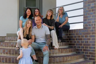 In die Sternwarte Mylau ziehen Kinder ein: Für fünf Arbeitsplätze gab es 100 Bewerbungen - Ab jetzt ein Team. Vorn Bianca Böttcher und Christoph Zöbisch.