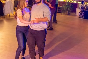 In die Tanzschulen der Region kommt wieder Bewegung - Lange war das Tanzparkett im Tanzstudio 1,2 Step verwaist. Nun wird in Auerbach wieder getanzt. 