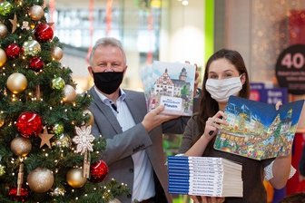In diesem Bilderbuch wimmelt's von Plauener Sehenswürdigkeiten - Peter Kober, Chef des Dachverbands Stadtmarketing, und Illustratorin Sarah Pilz freuen sich über das Plauener Wimmelbuch.