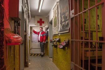 In diesem Bunker geht es um Leben und Tod - Silvio Finger, ehrenamtlich beim DRK-Kreisverband Mittleres Erzgebirge aktiv, steht an einer der schweren Stahltüren, durch die man Zutritt zum Bunker hat. Dieser besteht aus dicken Betonwänden und befindet sich unter der Erde. 