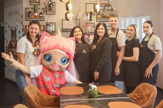 In diesem Chemnitzer Restaurant schlägt ein Herz für Kinder - Mariana Staver (4. v. r.), setzen in ihrem Restaurant auf das Thema Kinderfreundlichkeit.